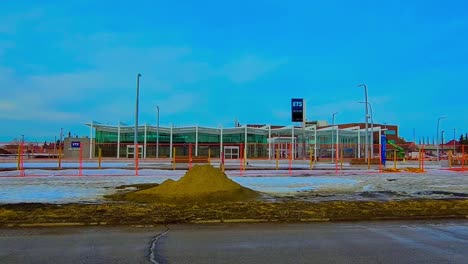 Der-Langfristige-Bau-Der-Erweiterten-Transitlinie-In-Edmonton-Verzögerte-Die-Baupläne-Für-Die-Eröffnung-Des-Orange-Eingezäunten-Millwoods-ETS-Bahnhofs-Vor-Dem-Haupteinkaufszentrum