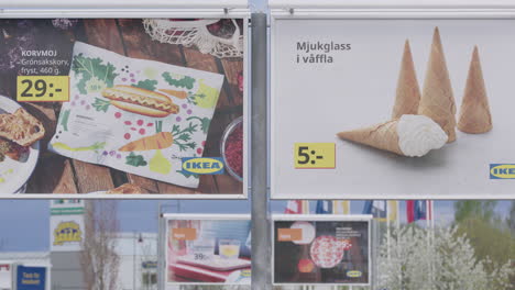 Auf-Einer-Plakatwand-Wird-Für-IKEA-Gemüse-Hotdogs-Und-Eiscreme-Geworben
