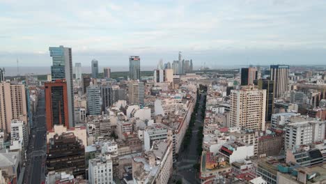 Luftaufnahme-Der-Innenstadt-Von-Buenos-Aires-Mit-Dem-Fluss-La-Plata-Im-Hintergrund