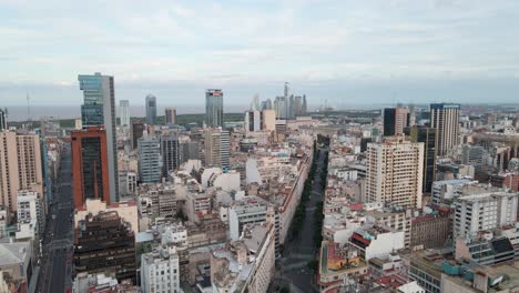 Vista-Aérea-Del-Centro-De-La-Ciudad-De-Buenos-Aires-Con-El-Río-La-Plata-Al-Fondo