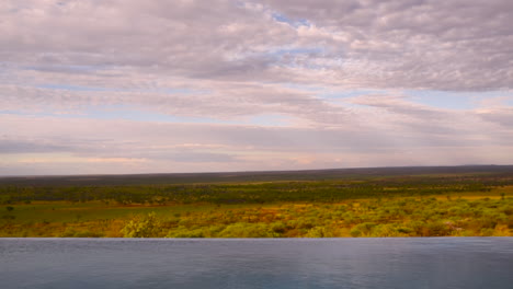 Wunderschöne-Landschaft-In-Der-Serengeti-Bei-Sonnenuntergang-Vom-Hotelpool-Aus-Gesehen
