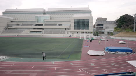 Atleta-Practicando-Lanzamiento-De-Jabalina-En-El-Campo-De-Atletismo-De-La-Universidad-De-Keio-En-Tokio,-Japón