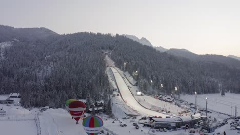 Skisprungschanze-Und-Heißluftballons-In-Zakopane-In-Polen