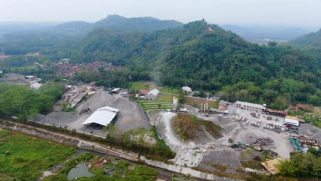 Planta-De-Procesamiento-De-Arena-Y-Producción-De-Concreto-En-Muntilan,-Indonesia,-Antena
