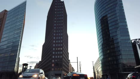 Lapso-De-Tiempo-De-Rascacielos-En-Potsdamer-Platz-De-Berlín-Durante-La-Puesta-De-Sol