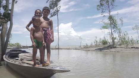 Niños-Pobres-Están-Parados-En-Un-Bote-En-Un-área-Dañada-Por-Inundaciones-En-Bangladesh
