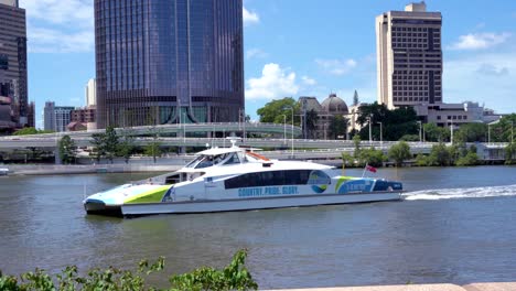 Brisbane-City-Hopper-Y-Citycat-Ferry-Cruzando-El-Río-Brisbane-En-La-Ciudad-De-Brisbane-Cerca-De-Southbank-Durante-El-Día