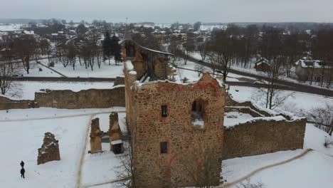 Ruinas-Del-Antiguo-Castillo-Medieval-De-Piedra-De-La-Orden-De-Livonia-Letonia