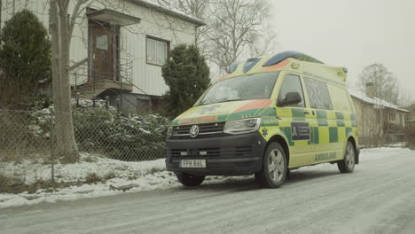 Schwedisches-Rettungswagenfahrzeug-In-Den-Vororten-Der-Stockholmer-Villa,-Handgehalten