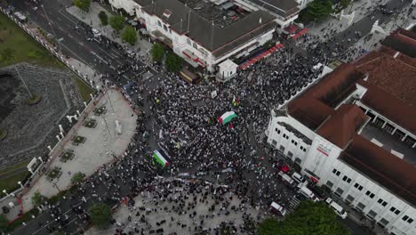 Vista-Aérea,-Acción-Callejera-O-Manifestantes-Que-Apoyan-A-Los-Palestinos-Por-La-Libertad-Y-También-Donaciones-Palestinas-En-El-Centro-De-La-Ciudad-De-Yogyakarta,-Cero-Kilómetros