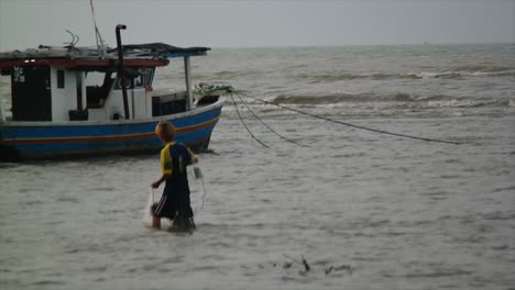 Un-Pescador-Que-Busca-Peces-En-La-Orilla