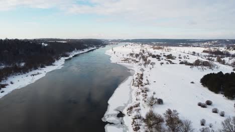 Blick-Aus-Der-Vogelperspektive-Auf-Den-Fluss-Nemunas-Und-Die-Verschneite-Landschaft-In-Litauen