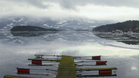 Pasarela-De-Madera-Con-Vista-Espectacular-Al-Lago-Streinsfjorden-En-Vik,-Noruega---Toma-Aérea