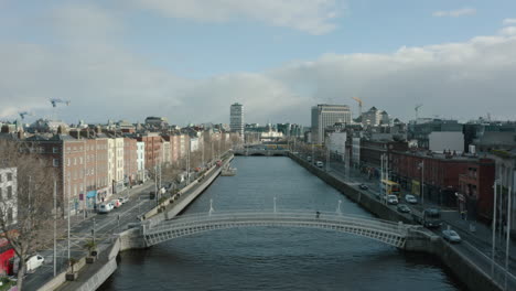 Aerial-footage-flying-over-the-River-Liffey,-ending-up-at-O'Connell-Street