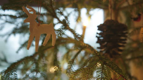 Weihnachtsdekorationen---Rentier-Und-Zapfen-Auf-Einem-Weihnachtsbaum,-Schweden,-Nahaufnahme