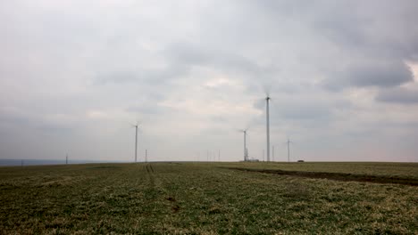 Zeitrafferszene-Von-Windparkturbinen-An-Einem-Wolkigen-Wettertag-–-Aufnahme-Aus-Niedrigem-Winkel