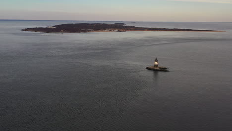 Eine-Luftaufnahme-Des-Long-Island-Sound-Mit-Einem-Kleinen-Leuchtturm-Am-östlichen-Ende-Von-Orient-Point,-New-York