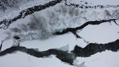 Frozen-Bialka-river-in-Poland.-Aerial-top-down-rising