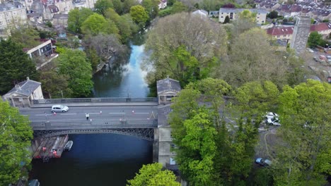 Luftaufnahmen,-Die-Dem-Verkehr-Mit-Hoher-Geschwindigkeit-Folgen,-Während-Er-über-Eine-Alte-Brücke-In-Der-Englischen-Stadt-Bath-Strömt