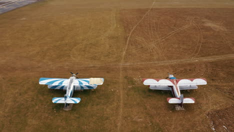 Dos-Aviones-&quot;antonov-An-2&quot;-Estacionados-En-El-Aeródromo-&quot;kyviskes&quot;-En-Lituania