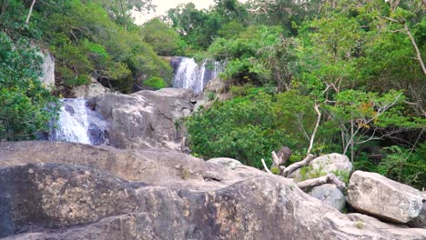 Vietnam-Regenwaldberg-Mit-Wasserfall,-Der-Auf-Felsen-Stürzt,-Ruhige-Landschaft
