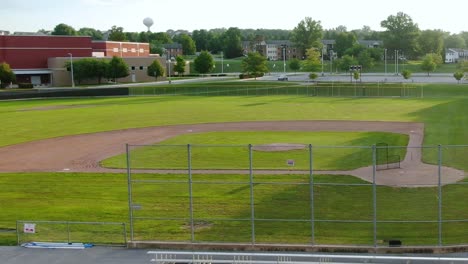 Gebäude-Der-Reidenbaugh-Grundschule-Und-Des-Baseballplatzes,-Lititz,-Pennsylvania,-Umgeben-Von-Grünen-Bäumen