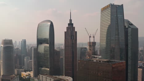 Filmischer-Blick-Auf-überlastete-Gebäude-In-Der-Innenstadt-Von-Guangzhou
