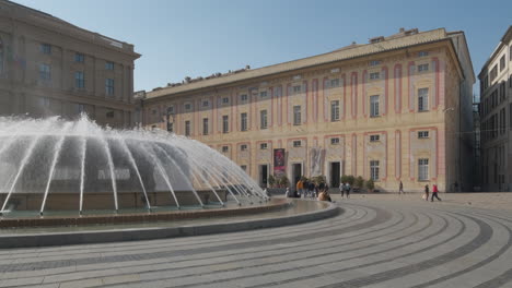 Genua,-Piazza-De-Ferrari,-Hauptplatz-Der-Stadt,-Herzogspalast-Und-Brunnen