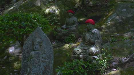 Estatuas-De-Jizo-En-Los-Terrenos-Del-Templo-Mitaki-Dera-En-Hiroshima,-Japón