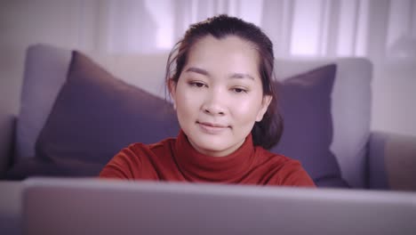 Mujer-De-Negocios-En-Camisa-Roja-Usando-La-Computadora-Portátil-Para-Reunirse-En-Línea-Y-Trabajar-Desde-Casa-En-Coronavirus