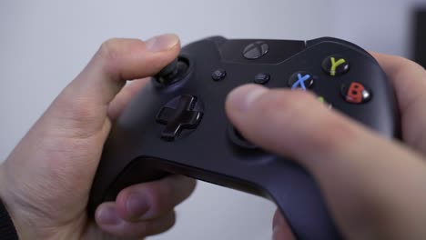 Hände-Spielen-Mit-Einem-Xbox-One-Videospielcontroller,-Nahaufnahme