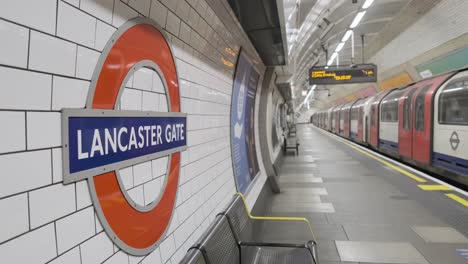 Der-U-Bahn-Zug-Der-London-Central-Line-Verlässt-Einen-Leeren-Bahnhof-Lancaster-Gate