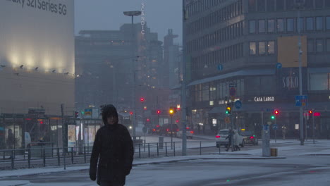 Calle-Del-Centro-De-Helsinki-Finlandia-En-Un-Día-De-Invierno-Frío-Y-Nevado