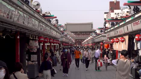 Caminando-Por-La-Carretera-Principal-Hacia-Senso-ji-Con-Muchas-Personas-Con-Mascarillas