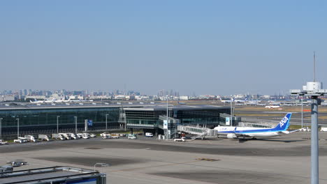 Vista-De-La-Terminal-Del-Aeropuerto-De-Haneda,-Dos-Aviones-Rodando-En-Segundo-Plano
