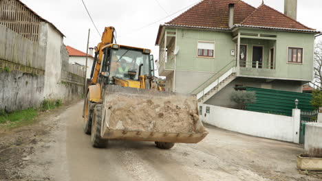 Radladermaschine-Bewegt-Sich-Auf-Der-Straße-Während-Der-Bauarbeiten-Im-Dorf-In-Leiria,-Portugal