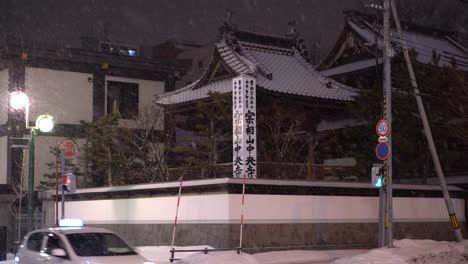 Santuario-Japonés-En-Lo-Profundo-De-La-Nieve-En-Sapporo,-Hokkaido-Durante-El-Invierno