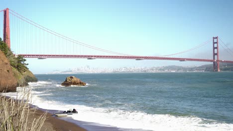 Panoramic-view-of-the-Golden-Gate-Bridge-by-the-beach