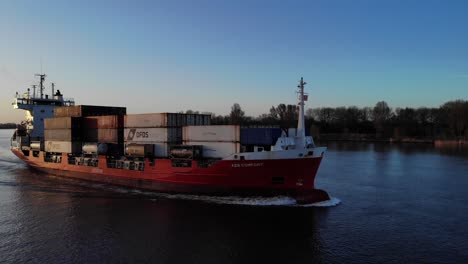 Containerschiff-Auf-Dem-Fluss-Oude-Maas-Vor-Blauem-Himmel