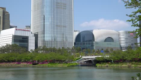 Lotte-Tower-Und-Lotter-World-Mall-In-Der-Nähe-Des-Seokchon-Sees,-Verkehr-Auf-Der-Brücke-über-Den-See,-Weitwinkelstatik