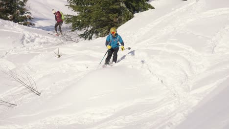 Alpinskifahrer-Springen-Und-Slaloms-Durch-Den-Wald-In-Zeitlupe