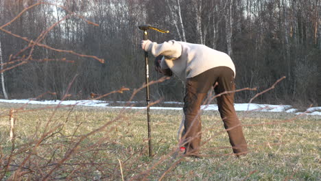 Mann-Vermisst-Im-Winter-Ein-Feld-Mit-GPS-Geräten