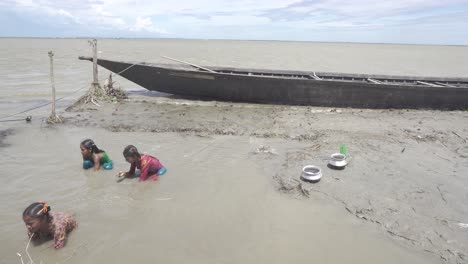 Niños-Tratando-De-Atrapar-Peces-Del-Agua-Del-Río-Atrapada