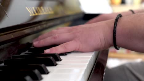 Nahaufnahme-Von-Weißen-Kaukasischen-Händen,-Die-Schnell-Und-Fachmännisch-Klavier-Spielen