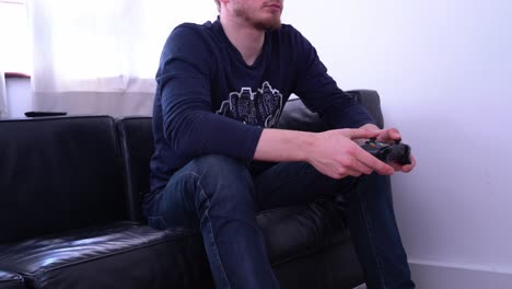 Mann-Spielt-Xbox-One-Und-Sitzt-Auf-Einer-Couch,-Mittlere-Aufnahme