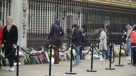 Blumen-Werden-Niedergelegt,-Um-Das-Leben-Von-Prinz-Philip-Vor-Dem-Buckingham-Palace-Zu-Feiern