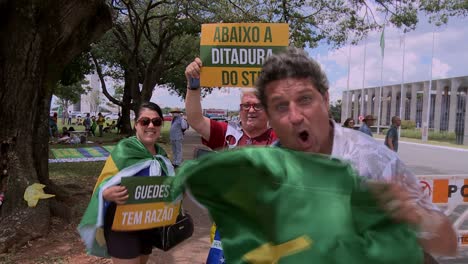 Rechte-Anhänger-Von-Präsident-Bolsonaro-Schwenken-Bei-Einer-Demonstration-Fahnen