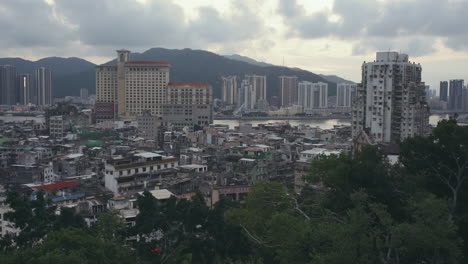 Macau---Skyline-Der-Stadt-Von-Der-Spitze-Des-Monte-Forte-Aus-Gesehen---Westseite-Der-Stadt-Und-Des-Hafens-Bei-Sonnenuntergang