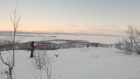 Langläufer-Und-Eine-Wunderschöne-Aussicht-Bei-Sonnenaufgang-In-Der-Natur-Im-Norden-Schwedens