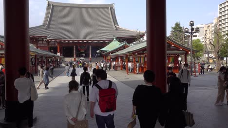 Filmischer-Ansatz-Zum-Senso-Ji-Schrein-In-Tokio-Mit-Vielen-Touristen